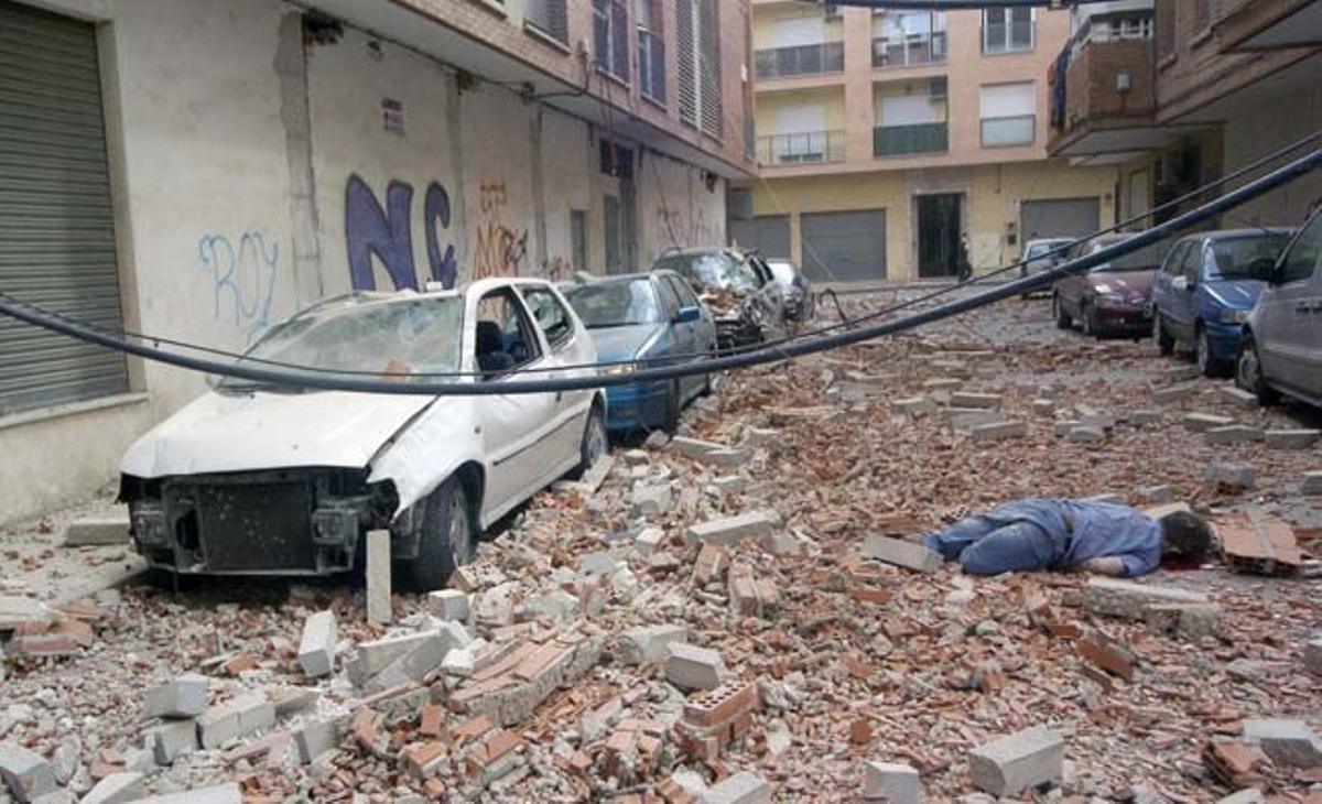 Un home mort en un carrer de Llorca. Nou persones han perdut la vida a la capital de la vall del Guadalentín com a conseqüència del terratrèmol.