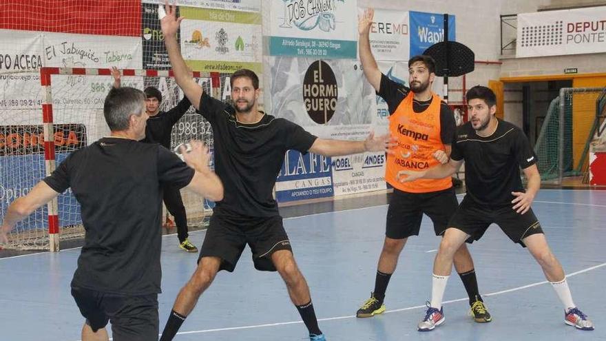 Potic, Pablo Castro y Maxi Cancio, en el entrenamiento de ayer en O Gatañal. // Santos Álvarez