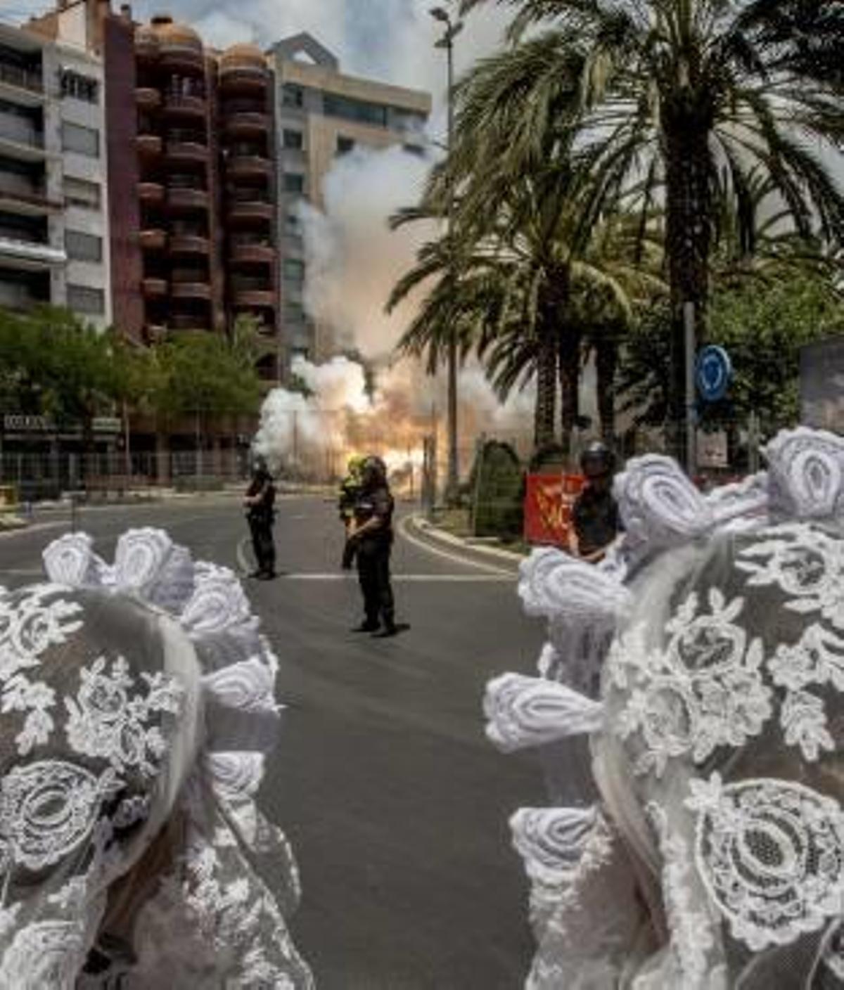 Dos representantes festeras durante el disparo de una mascletà en Luceros, el pasado junio.