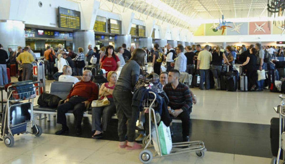 Pasajeros ante los puestos de facturación en el aeropuerto de Gando. | andrés cruz