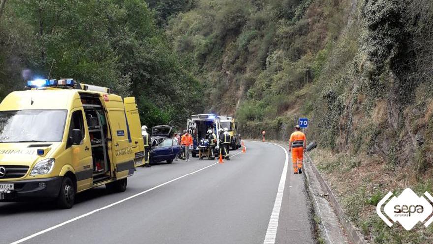 Sanitarios, bomberos y agentes en el lugar del siniestro.