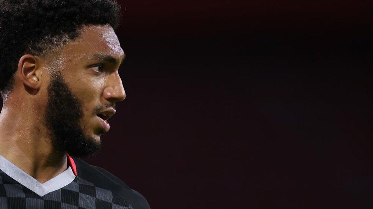 El defensor inglés del Liverpool, Joe Gomez, reacciona durante el partido de fútbol de primera etapa del Grupo D de la Liga de Campeones de la UEFA ante el Ajax Amsterdam