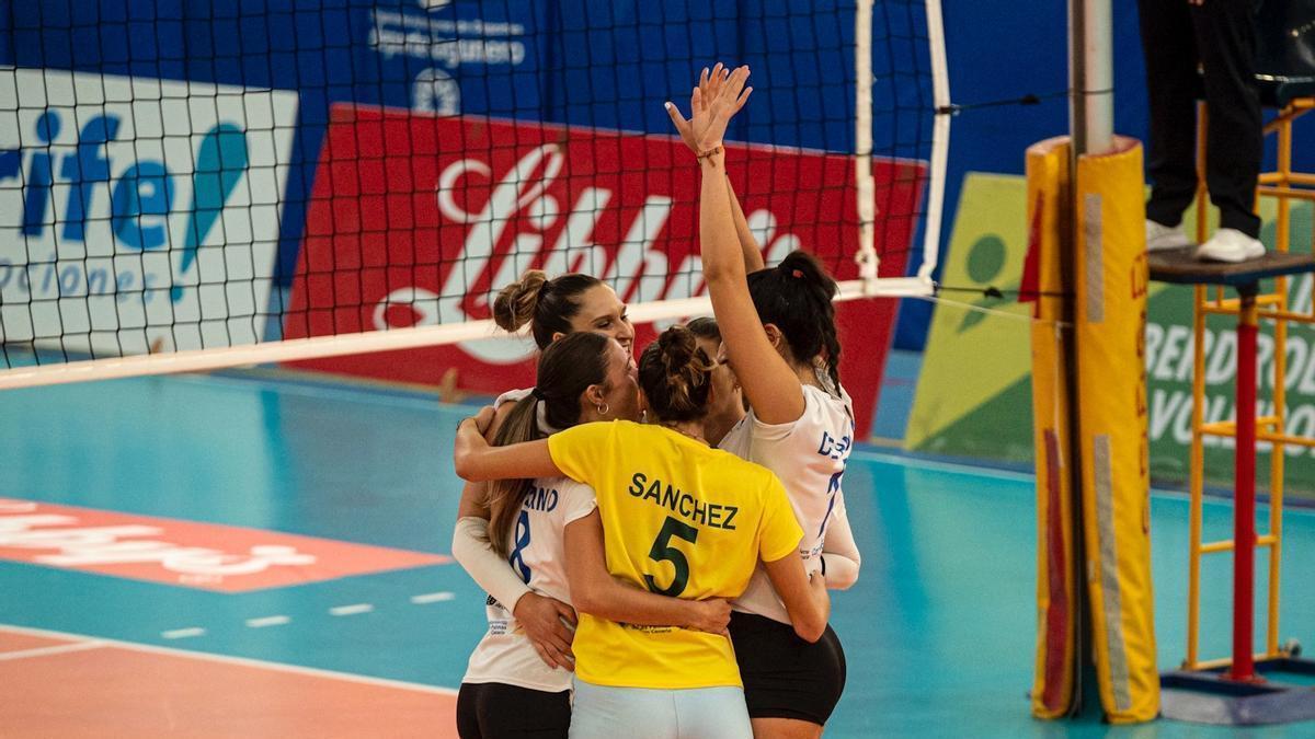 Las jugadoras del Olímpico celebran su triunfo ante el Haris