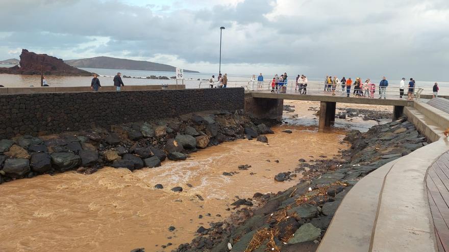 Tromba de agua en la playa de El Burrero, en Ingenio