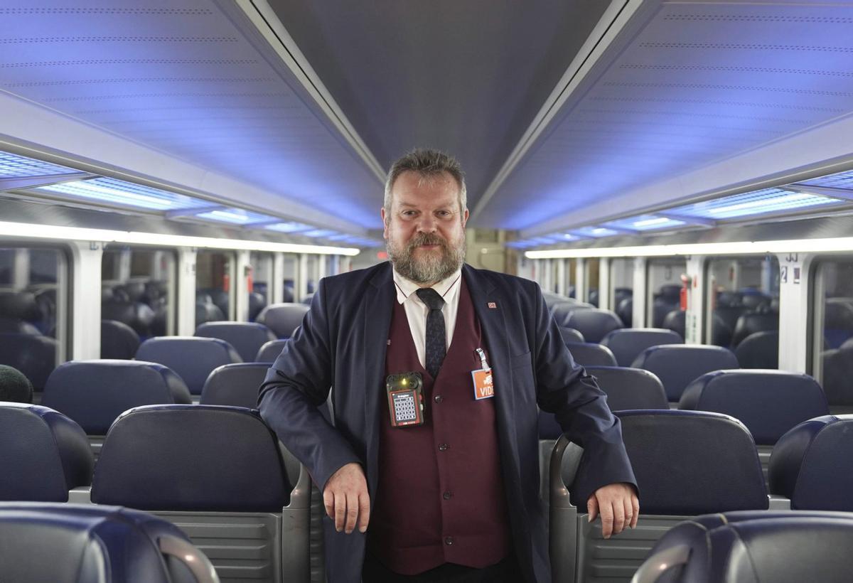 Ein Schaffner bei der Deutschen Bahn.  | F.: DPA