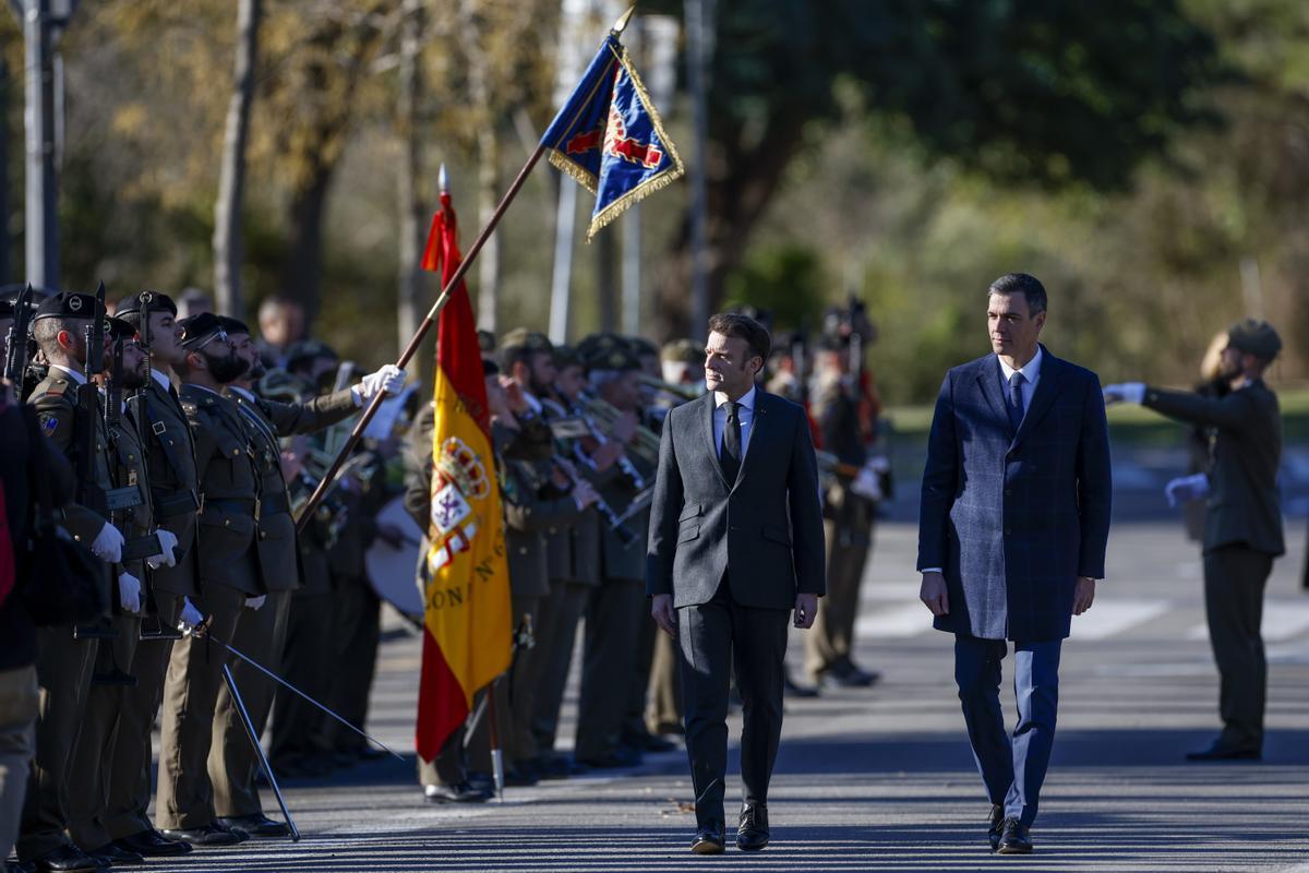 BARCELONA, 19/01/2023.- El presidente del Gobierno, Pedro Sánchez (d), y el presidente francés, Emmanuel Macron, pasan revista a las tropas a su llegada a la Cumbre Hispanofrancesa que se celebra, este jueves, en Barcelona. EFE/ Alberto Estévez