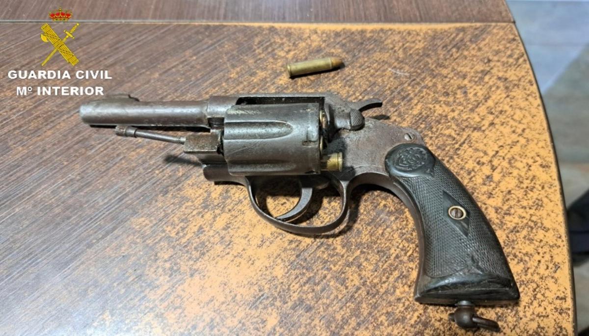Arma incautada por la Guardia Civil al atracados de la gasolinera de Tui.