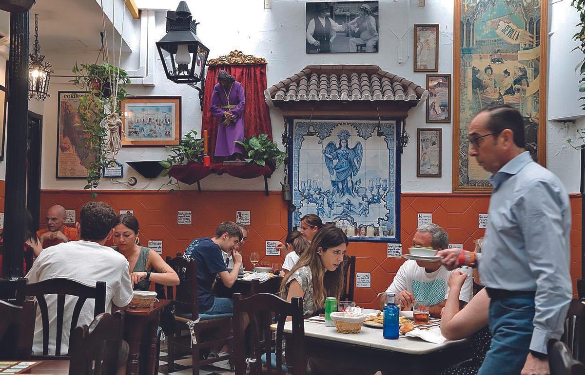 Turistas comiendo en una taberna de Córdoba.