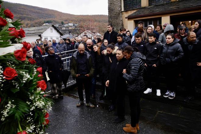 EN IMÁGENES: Villablino arropa a la familia del minero Anilson Soares en su multitudinario funeral