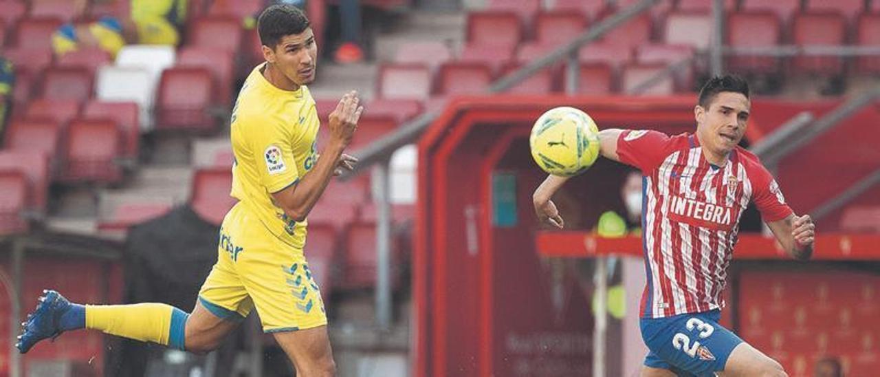 El amarillo Tomás Cardona pugna por el balón con Uros Djurdjevic -futbolísticamente conocido como Djuka- durante el choque de ayer en El Molinón.