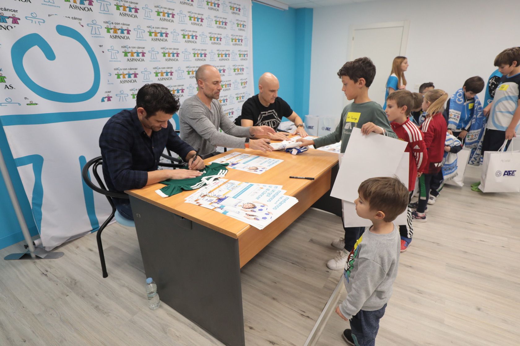 Láinez, Movilla y Paredes, con los niños de Aspanoa