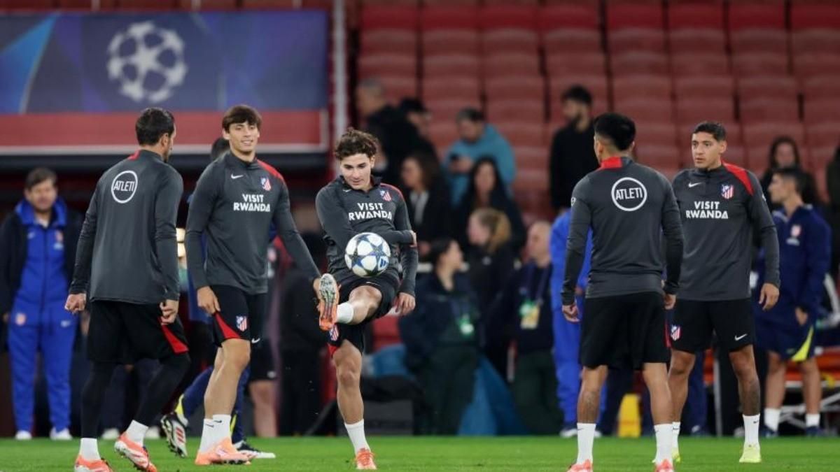 Los jugadores del Atlético, durante la sesión de entrenamiento en el Emirates