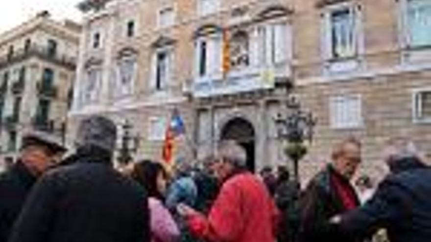 Protesta sobiranista ahir a la plaça Sant Jaume, amb la pancarta al fons.