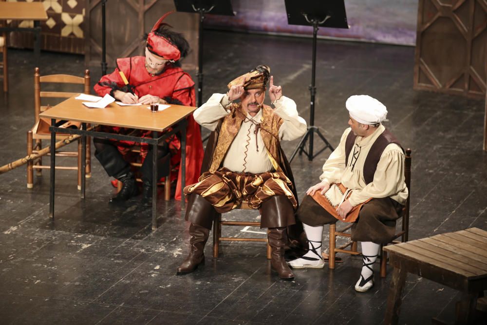 El Teatro Castelar de Elda se llena para disfrutar de Don Juan Tenorio, una obra centenaria.