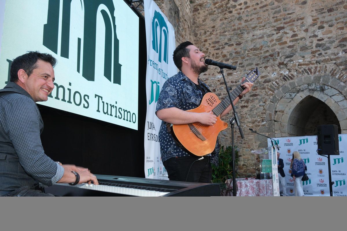 Samuel Tosso rinde homenaje a Manuel Carrasco, el viernes 26, en la caseta del Centenario de El Periódico Extremadura.