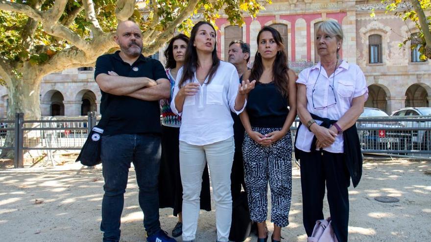 Les entitats animalistes davant del Parlament de Catalunya