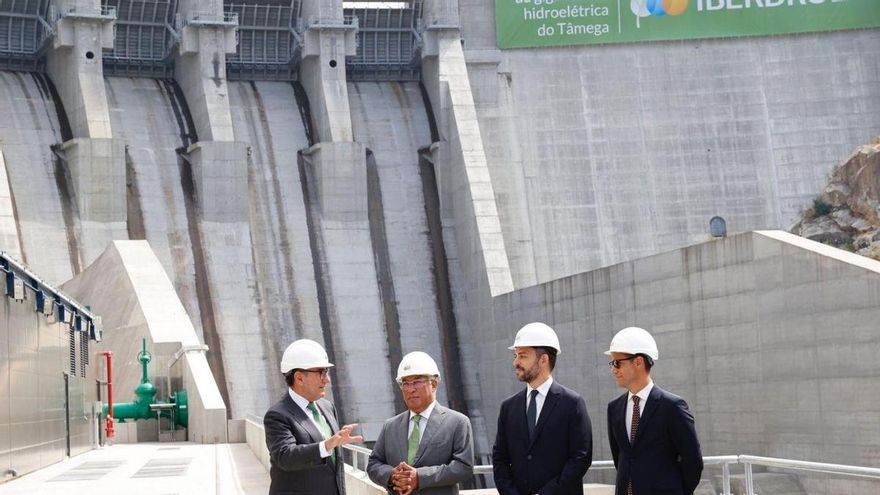 Galán y Costa, durante la inauguración del complejo ayer.