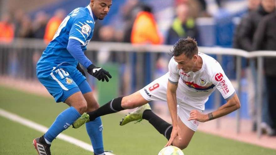 Marc Nierga cae ante un rival en el partido que enfrentó en la última jornada al Langreo con el Getafe B.