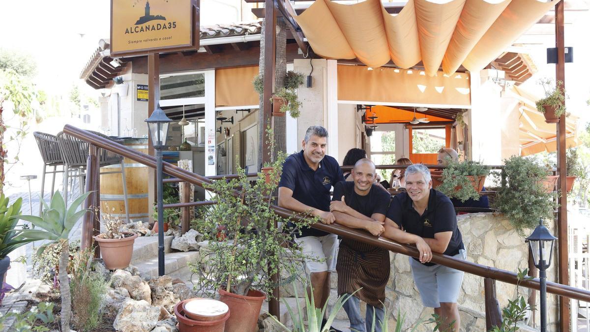 Die drei sind für das kulinarische Wohl zuständig: Javier Jorge Gallardo, Chefkoch Carlos Tellechea und Sebastián Ortiz (v. li.).