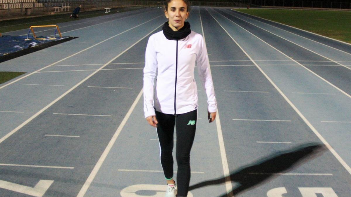 Daniela García posa con la indumentaria de New Balance en el polideportivo de Magaluf.