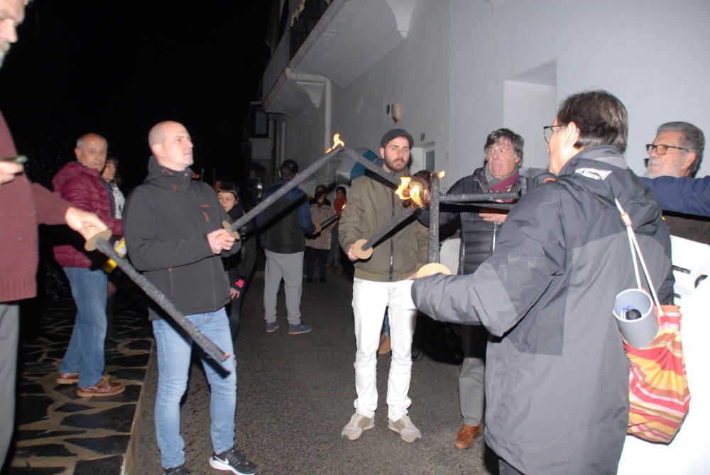 La gent de Cadaqués se suma a la marxa de torxes nadalenca.