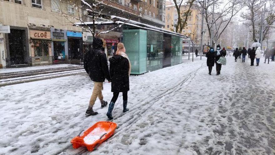 &#039;Filomena&#039; cumple y los zaragozanos se echan a la calle para disfrutar de la nieve a pesar de los avisos