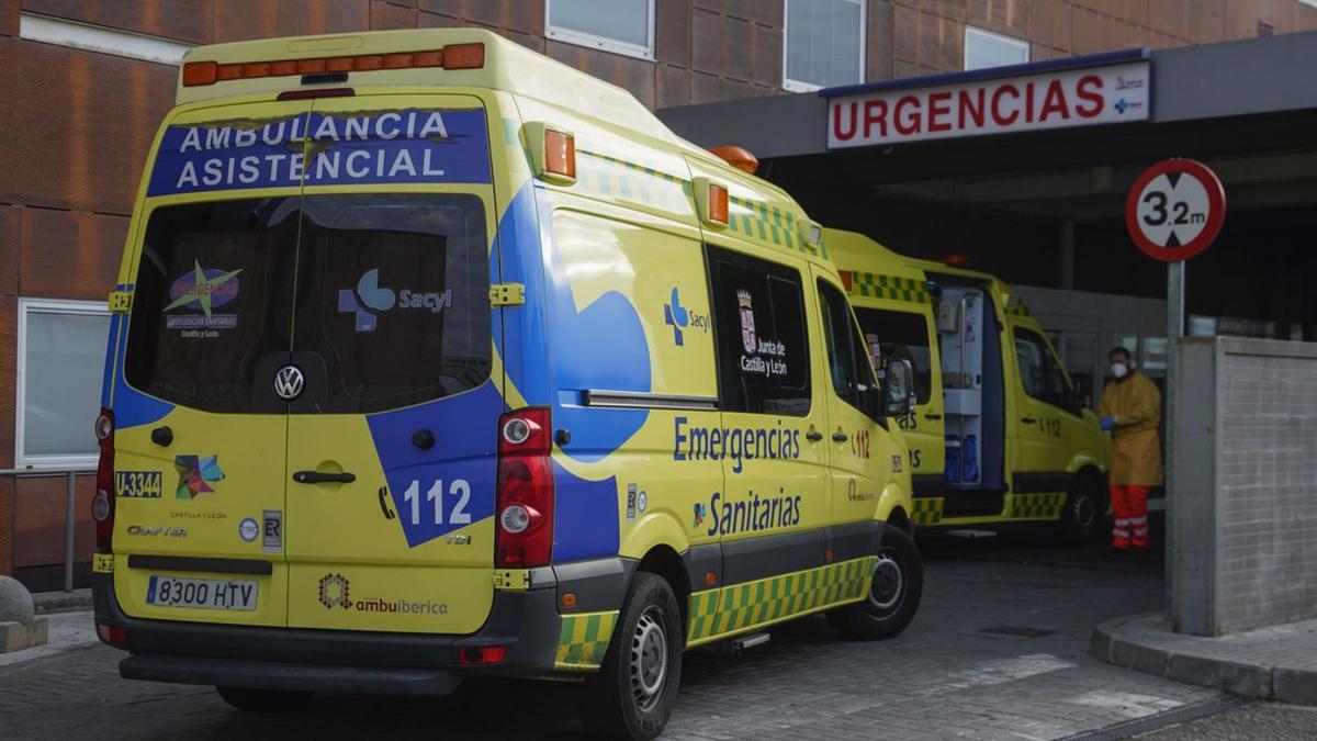 Dos ambulancias en la puerta de urgencias del hospital Virgen de la Concha.