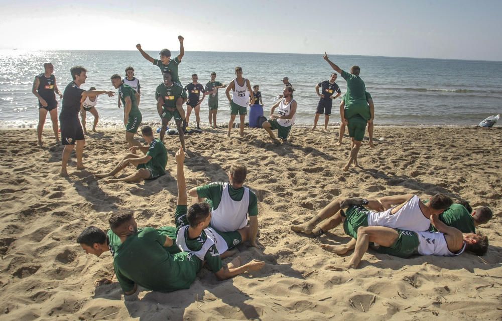 Entrenamiento del Elche CF en la playa de El Pinet