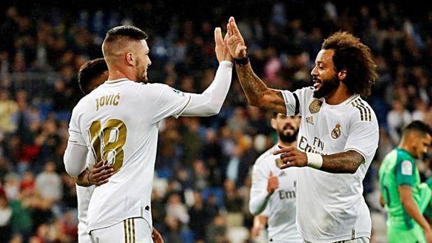 Jovic celebra su gol con Marcelo.