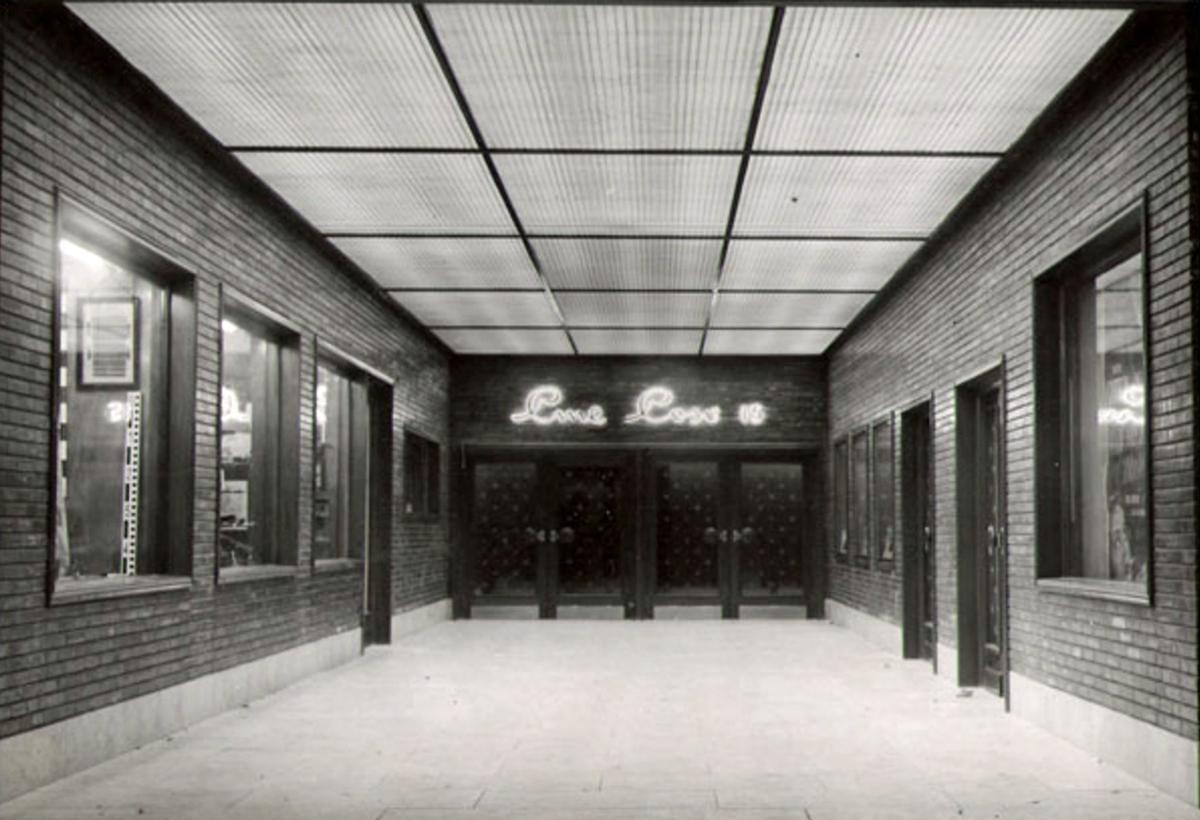 Pequeño pasaje de entrada al cine Coso