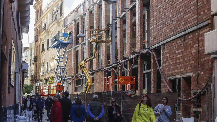 Trabajos en la calle Jesús y María para la adaptación del antiguo Simago como nuevo centro dedicado a la restauración y el comercio. | A.J. GONZÁLEZ