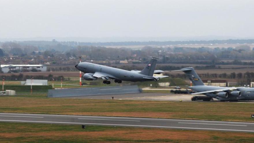 Un hombre intenta irrumpir con un coche en una base aérea británica