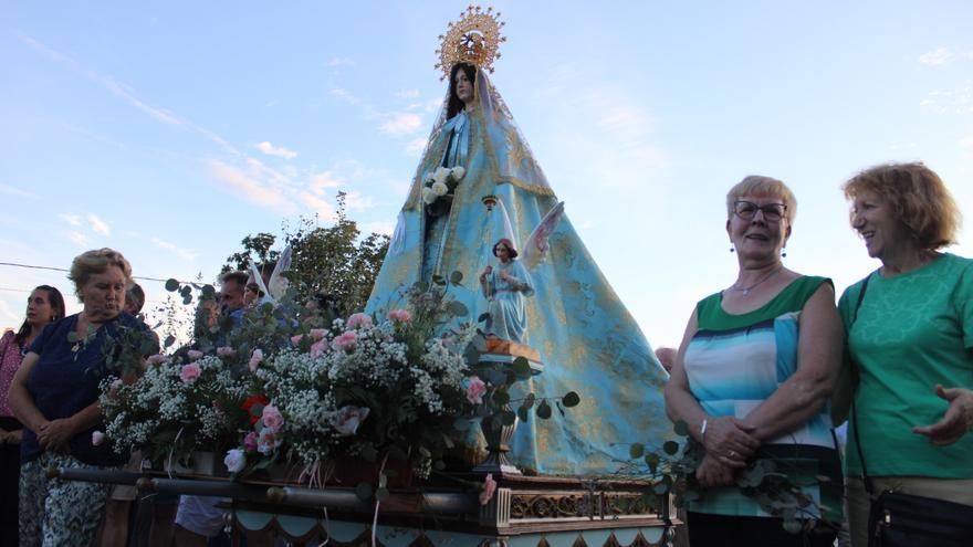 Emotiva ofrenda a la Virgen de la Encarnación de Palacios