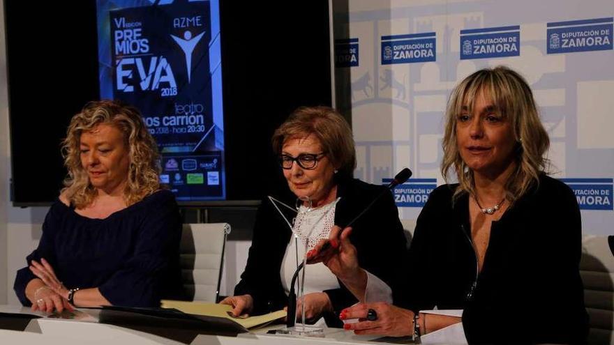 Nuria Cornejo, Maribel Escribano y Rosa Chacón durante la presentación de los actos.