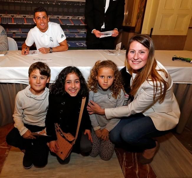 Cristiano Ronaldo y Sergio Ramos firman autógrafos en el Hotel Santa Catalina.