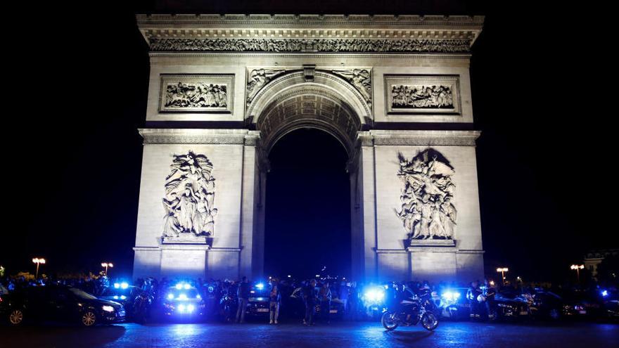 Policías junto al Arco del Triunfo durante una protesta en París.