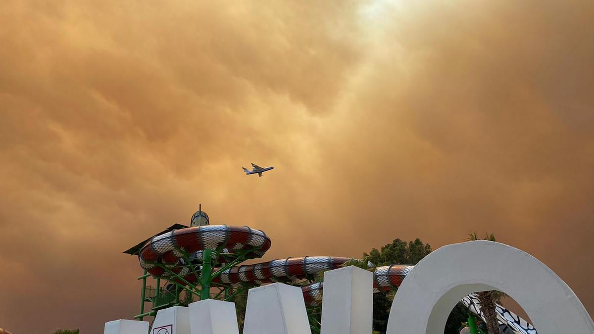 Columnas de humo por los incendios forestales en Antalya, Turquía.