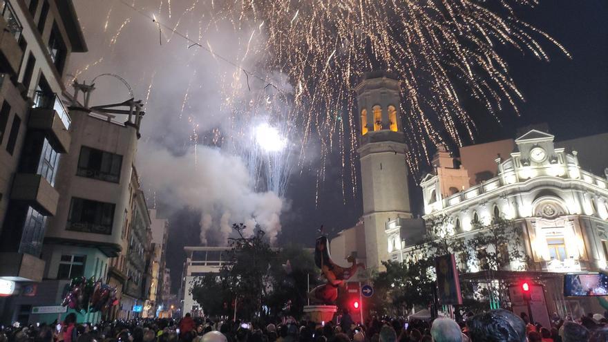 El castillo de fuegos iluminó el cielo bajo la atenta mirada de las miles de personas que se congregaron en el Pla.