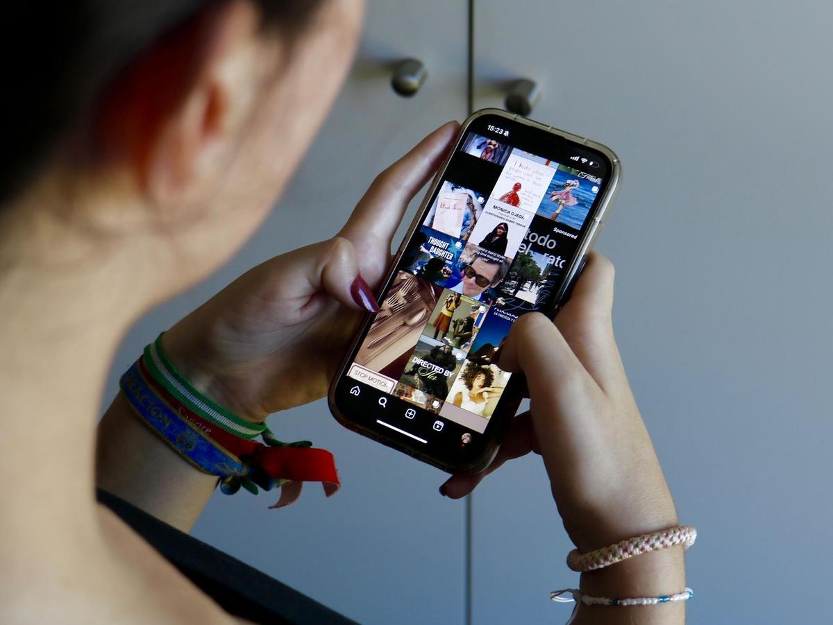 Una joven usando su teléfono móvil