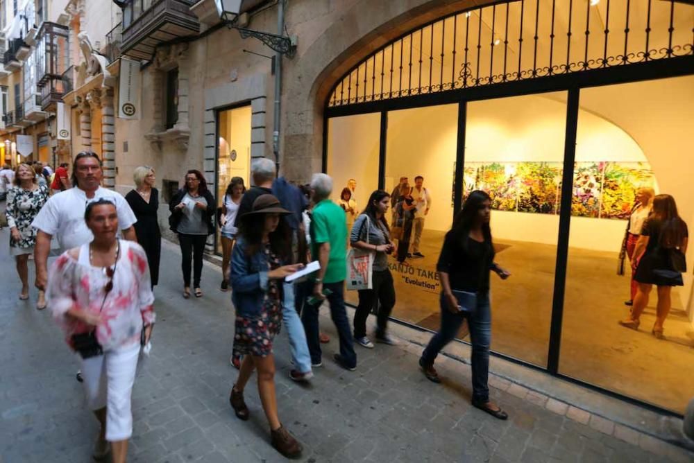 Kunst und Performance, Glamour und Selfies: Die Nit de l'Art in Palma erwies sich zu ihrer 20. Ausgabe am Samstag (17.9.) wieder als Publikumsmagnet. Die Straßen der Innenstadt füllten sich mit Einbruch der Dunkelheit, und Residenten wie Mallorca-Urlauber zogen von Galerie zu Galerie.