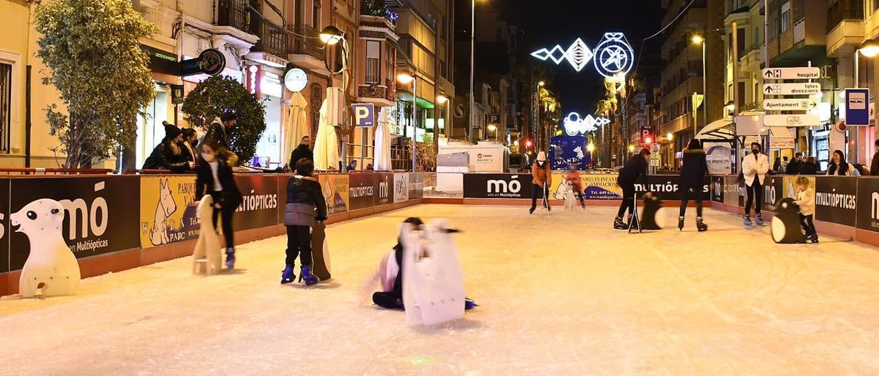 Ayer se inauguró la Fira de Nadal de Vila-real que, entre otros espacios, cuenta con una pista de hielo natural.