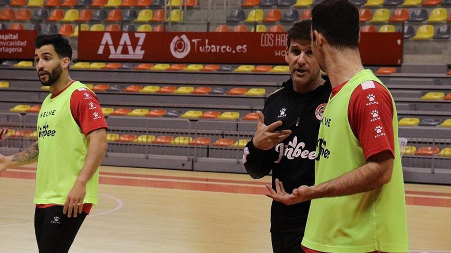 Duda con sus jugadores en un entrenamiento. | PRENSA JIMBEE