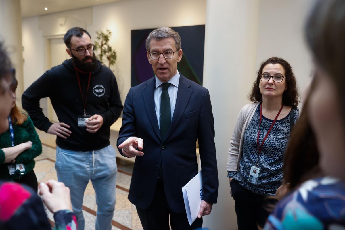 El líder del PP, Alberto Núñez Feijóo, atiende a la prensa en el Senado.