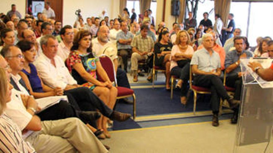 Imagen de la convención del PSC. En primera fila, los principales dirigentes y secretarios insulares. i L. DEL ROSARIO