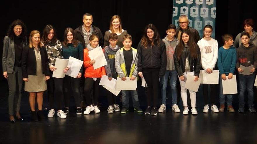 Fotografía de los escolares premiados ayer por sus composiciones.