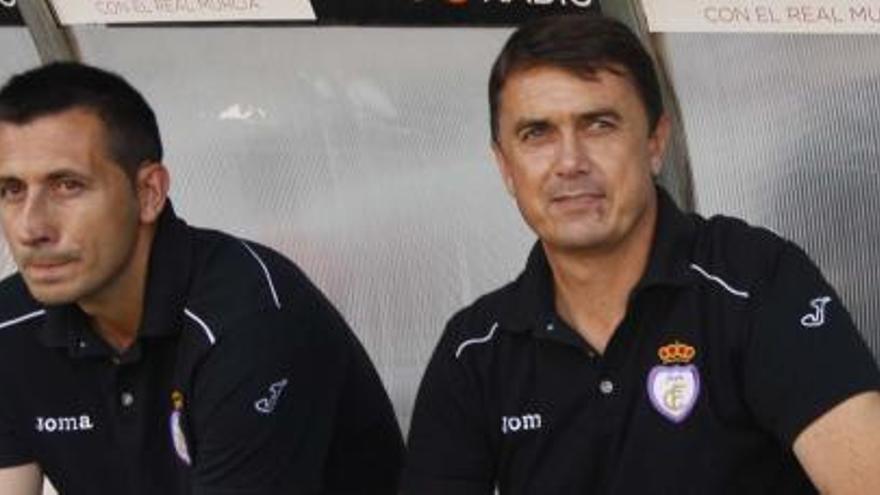 José Miguel Campos, a la derecha, junto a Manolo Herrero, su ayudante y actual técnico del Jaén, en el choque de ida en Nueva Condomina.