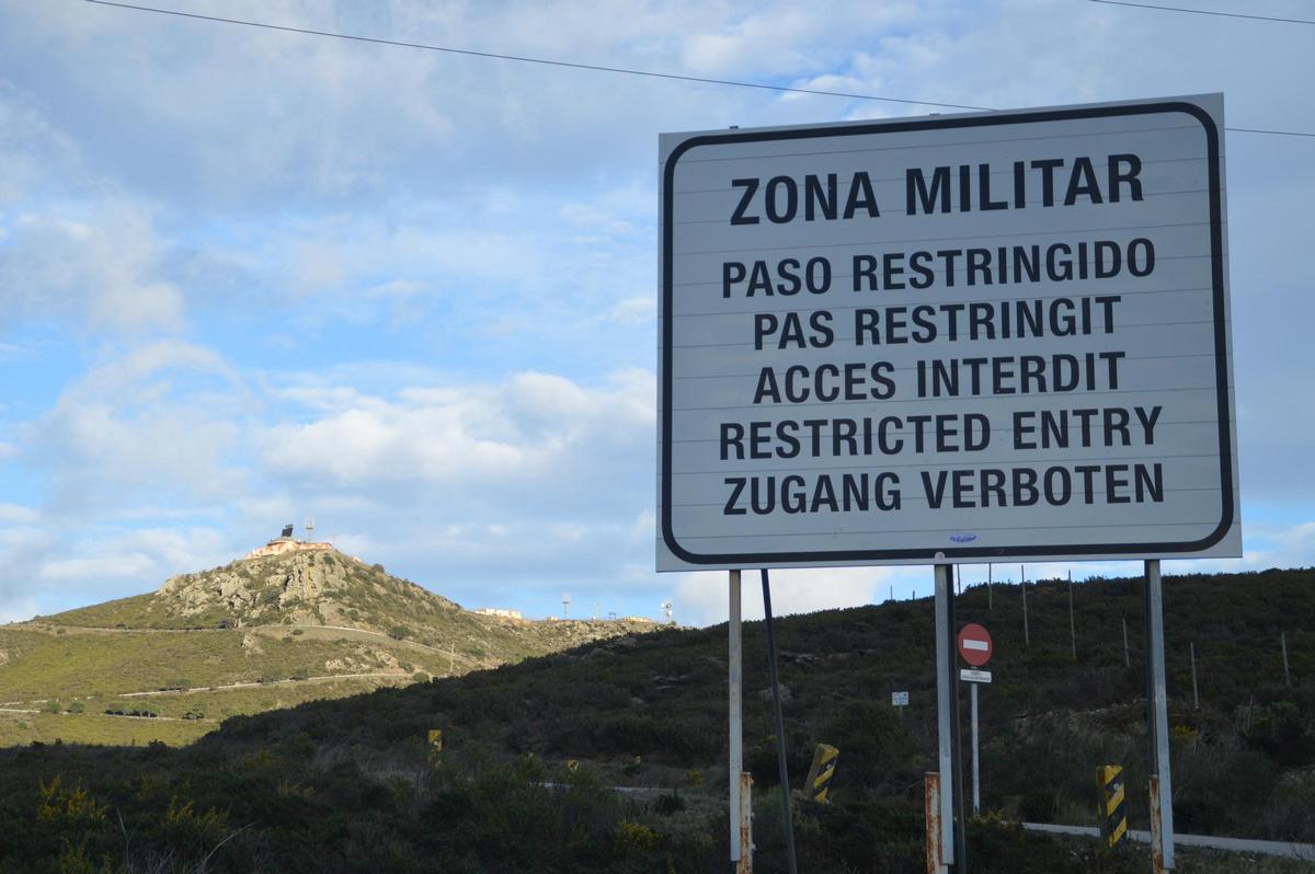 El camí d'accés a la base militar, aquest dissabte, després del sinistre