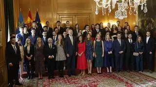 La Familia Real recibe a los 'Premios Fin de Grado 2023' de la Universidad de Oviedo: "Nos han preguntado sobre el futuro y si teníamos algún consejo para ellas a la hora de elegir alguna carrera o vocación"