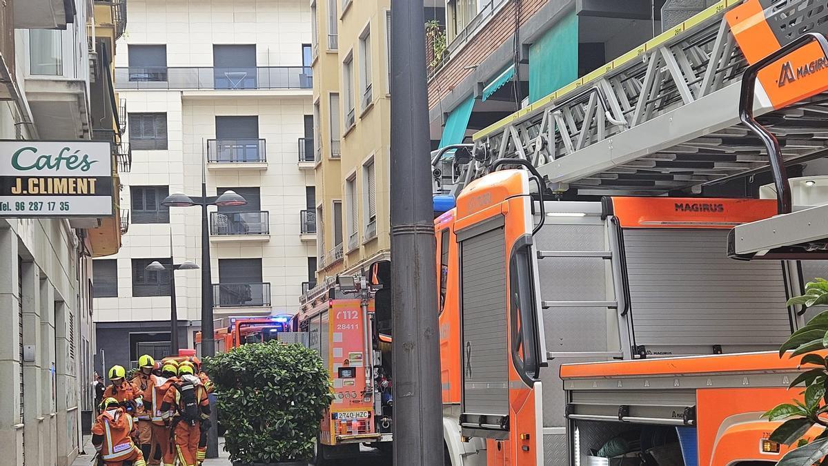 Atienden por inhalación de humo a una mujer de avanzada edad tras declararse un incendio en su vivienda de Gandia