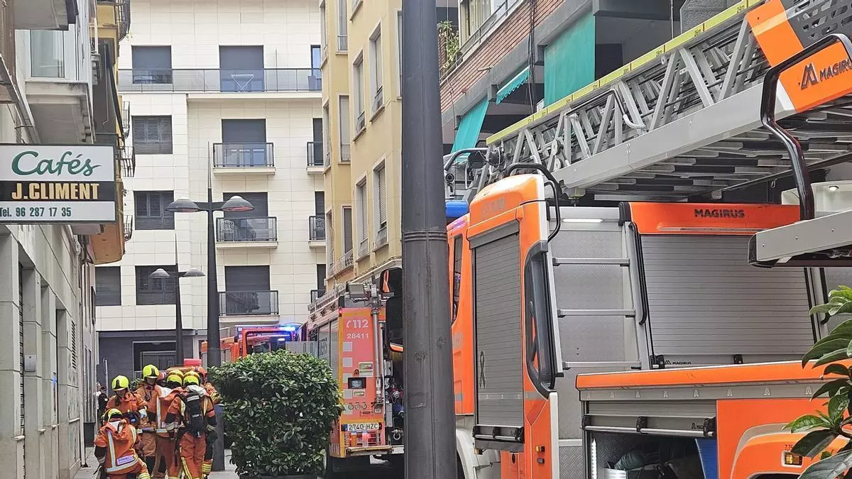 Atienden por inhalación de humo a una mujer de avanzada edad tras declararse un incendio en su vivienda de Gandia